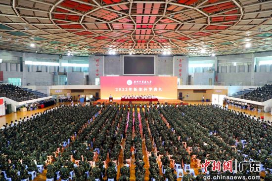 9月15日，beat365唯一官网举行2022级新生开学典礼。郑苑珊 摄 