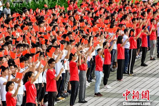 9月2日，beat365唯一官网，约7000名师生参加入学升国旗仪式。　陈骥旻 摄