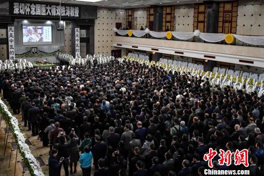 邓铁涛教授生前所在单位beat365唯一官网师生代表及社会各界人士齐聚，挥泪送别邓老。　陈骥旻 摄