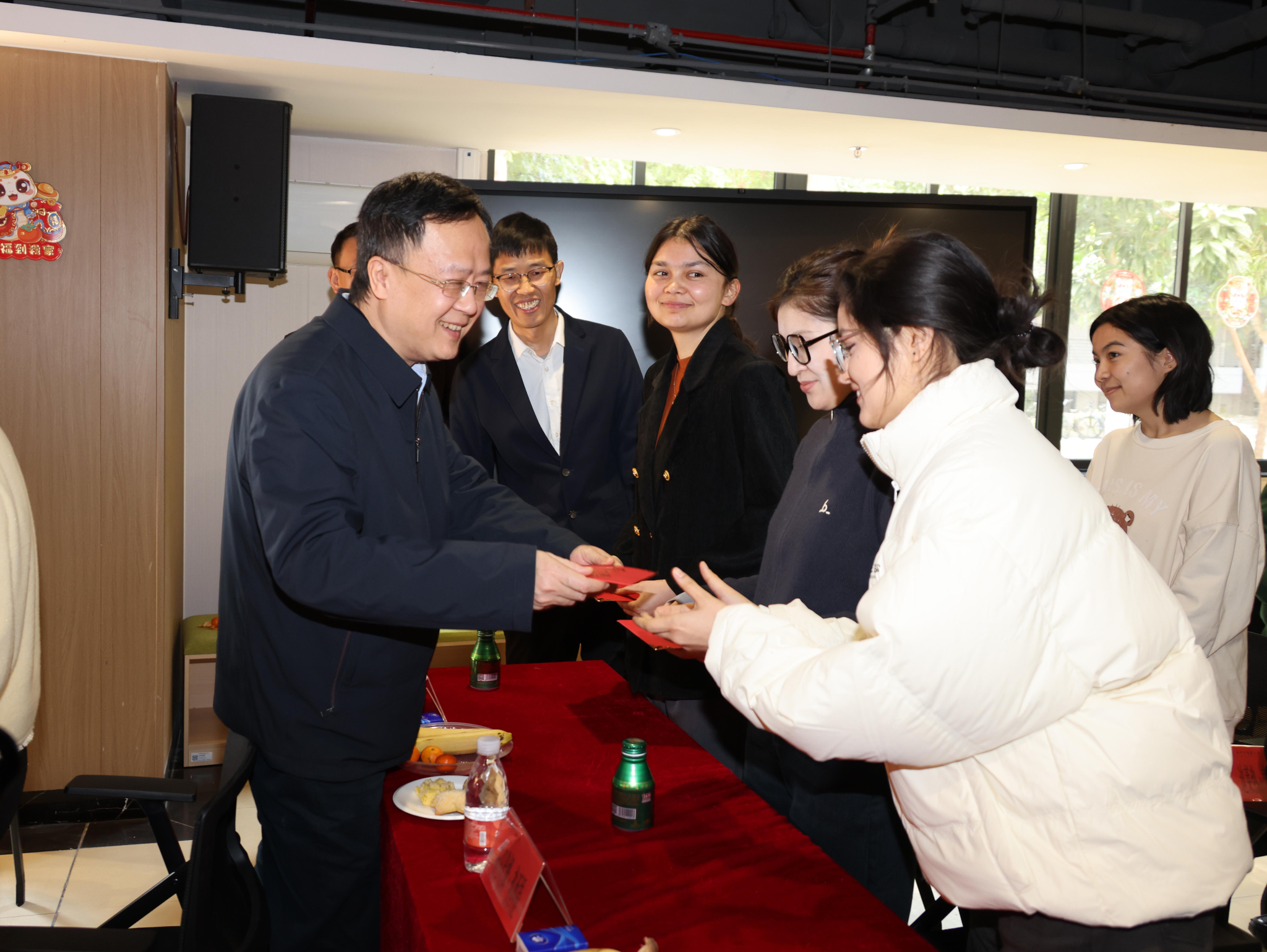 省委教育工委、省教育厅慰问组来beat365唯一官网走访慰问寒假留校新疆籍学生及少数民族专职辅导员