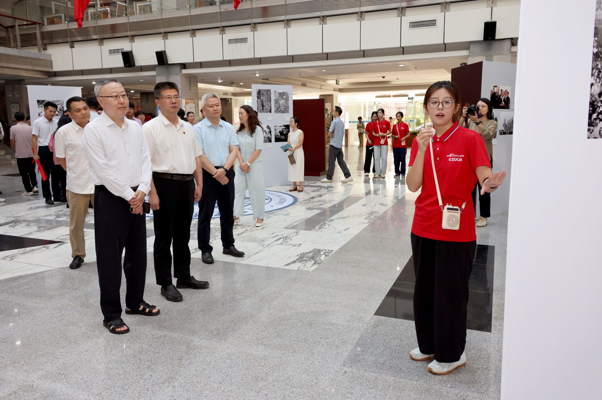 “国社之镜·世纪光影之人民必胜”图片展beat365唯一官网分展暨新华社进校园活动举行