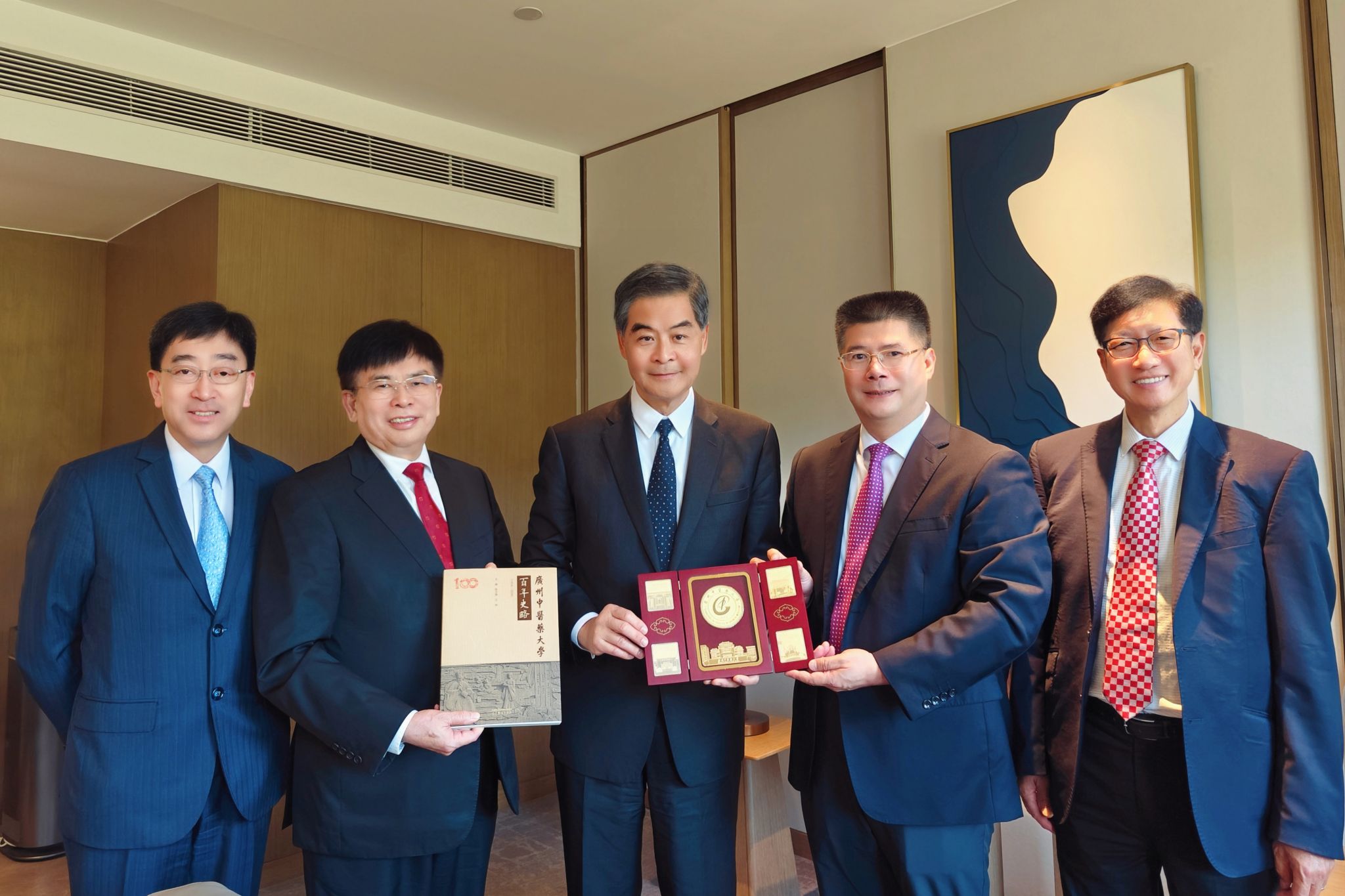 梁振英接见学校党委书记陈文锋一行并莅临中医药广东省实验室考察调研