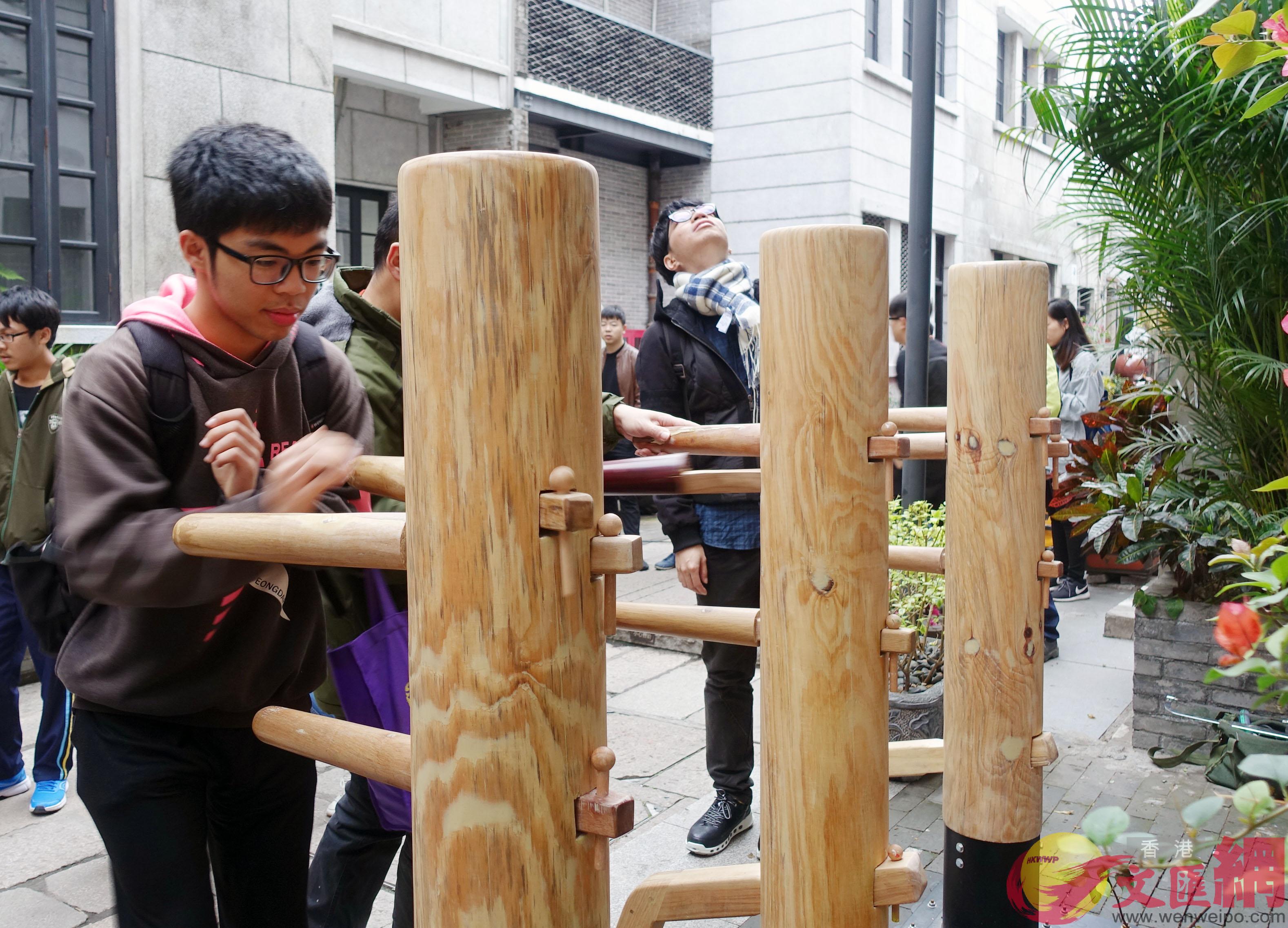 台灣學生在李小龍故居前開心地試練木人樁。(盧靜怡攝) 