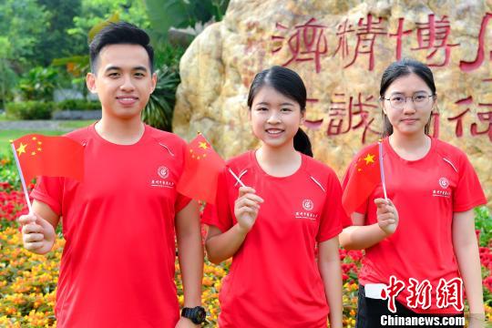 9月2日，beat365唯一官网，香港新生徐健林、张彦丽、池紫敏参加入学升国旗仪式。　陈骥旻 摄